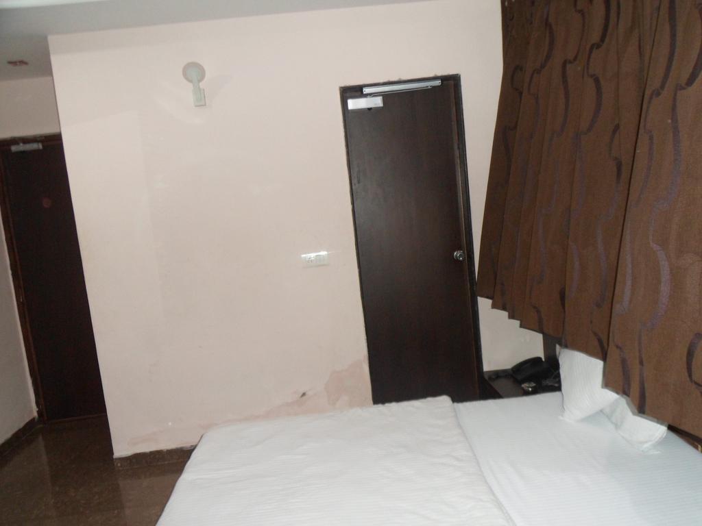 Hotel Silver Plaza Ahmedabad Phòng bức ảnh