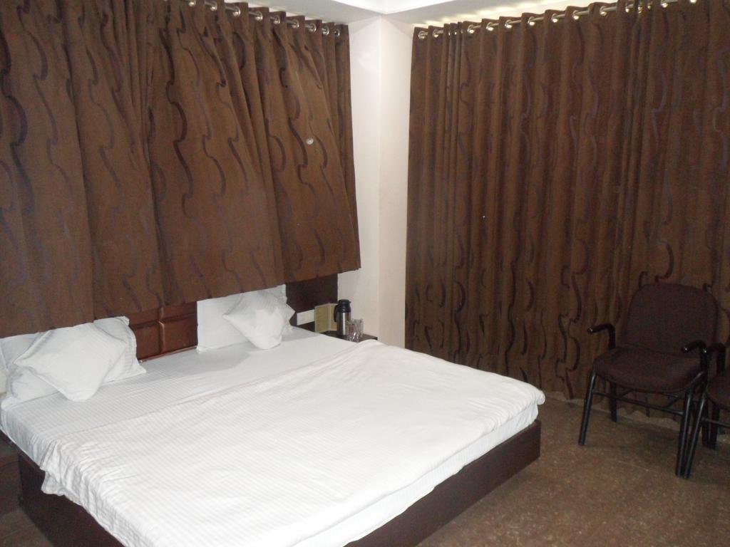 Hotel Silver Plaza Ahmedabad Phòng bức ảnh